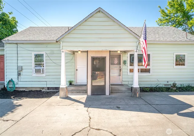 Photo 3 of Single family home for sale at 606 S Miller St, Wenatchee, WA 98801 | MLS# NWM2542696 | Listing updated on 2026-09-22