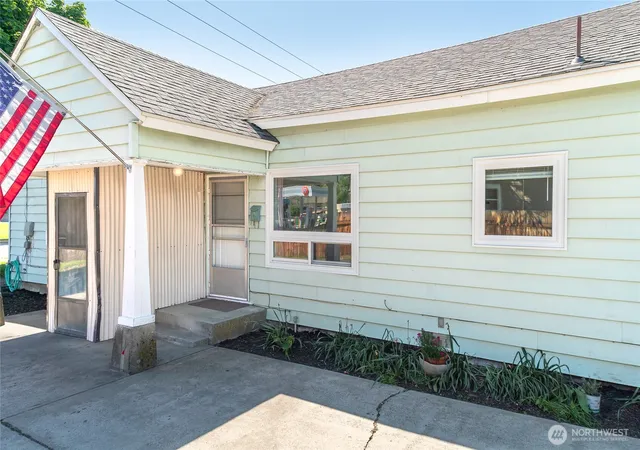 Photo 4 of Single family home for sale at 606 S Miller St, Wenatchee, WA 98801 | MLS# NWM2542696 | Listing updated on 2026-09-22