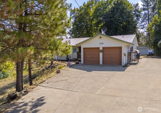 Photo 1 of Single family home for sale at 1228 E Lake St, Medical Lake, WA 99022 | MLS# NWM2542717 | Listing updated on 2026-09-22