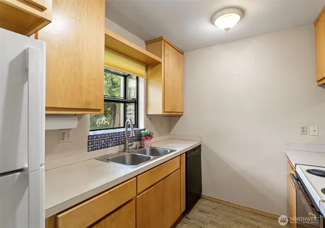 Photo 4 of Townhouse for sale at 22703 Lakeview Dr #E1, Mountlake Terrace, WA 98043 | MLS# NWM2542750 | Listing updated on 2026-09-22