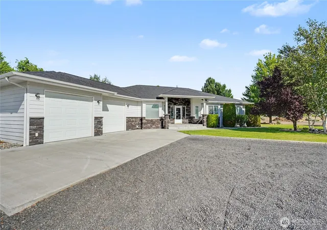 Photo 3 of Single family home for sale at 2328 Rd 102 NE, Moses Lake, WA 98837 | MLS# NWM2542900 | Listing updated on 2026-09-22