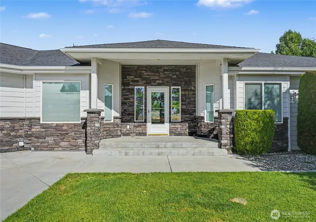 Photo 4 of Single family home for sale at 2328 Rd 102 NE, Moses Lake, WA 98837 | MLS# NWM2542900 | Listing updated on 2026-09-22