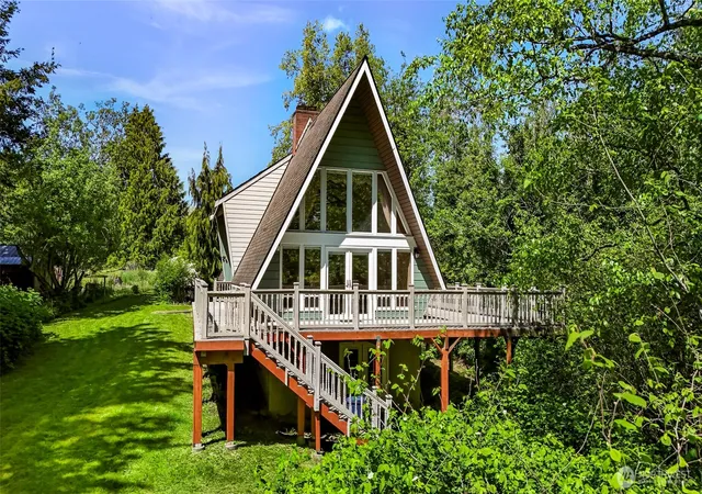 Photo 3 of Single family home for sale at 1418 E Blackburn Rd, Mount Vernon, WA 98274 | MLS# NWM2542948 | Listing updated on 2026-09-22