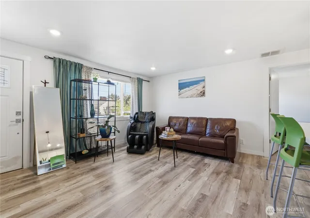 Photo 4 of Single family home for sale at 622 6th Street SE, Auburn, WA 98002 | MLS# NWM2543026 | Listing updated on 2026-09-22