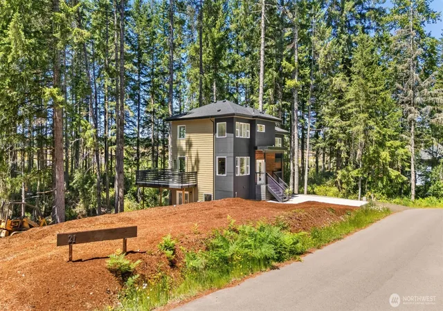 Photo 1 of Single family home for sale at 21 E Country Clb Dr N, Union, WA 98592 | MLS# NWM2543063 | Listing updated on 2026-09-28