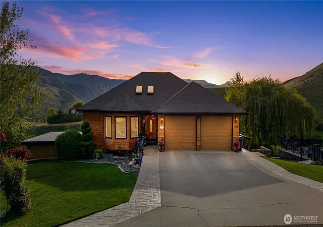 Photo 2 of Single family home for sale at 3870 Sunridge Ln, Wenatchee, WA 98801 | MLS# NWM2543067 | Listing updated on 2026-09-22