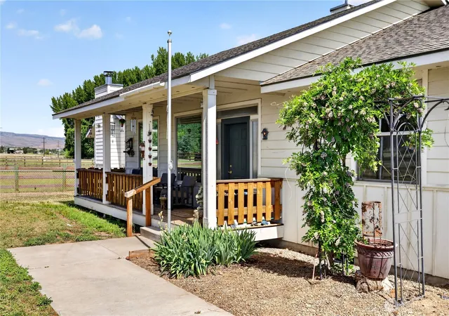 Photo 3 of Single family home for sale at 1551 S Thorp Hwy, Ellensburg, WA 98926 | MLS# NWM2543099 | Listing updated on 2026-09-22