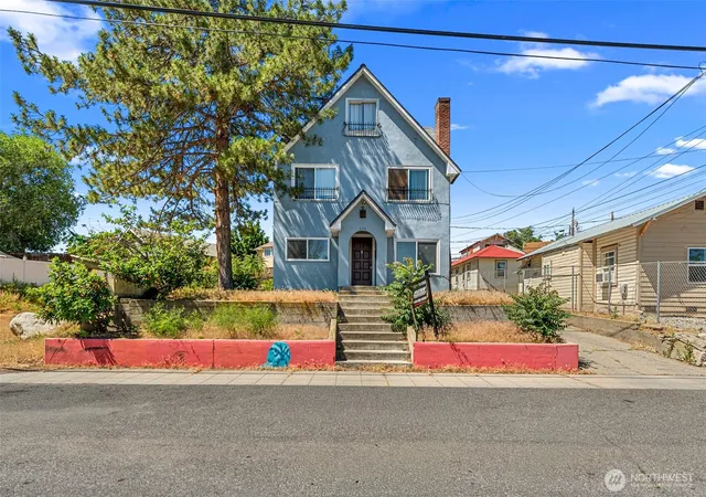 Multi family home for sale at 330 Roosevelt Ave, Wenatchee, WA 98801 | MLS# NWM2543188