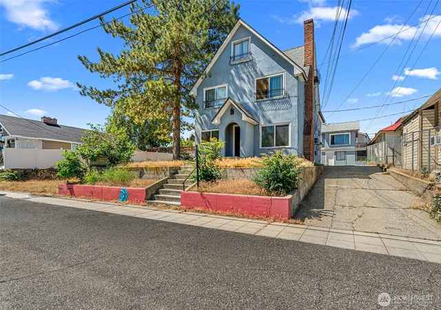 Photo 2 of Multi family home for sale at 330 Roosevelt Ave, Wenatchee, WA 98801 | MLS# NWM2543188 | Listing updated on 2026-09-22