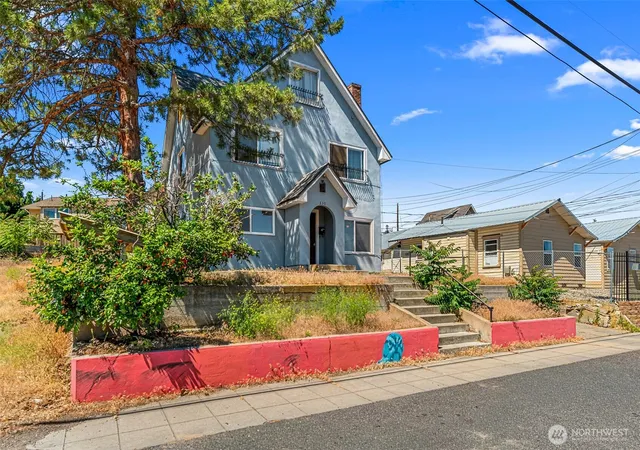 Photo 3 of Multi family home for sale at 330 Roosevelt Ave, Wenatchee, WA 98801 | MLS# NWM2543188 | Listing updated on 2026-09-22
