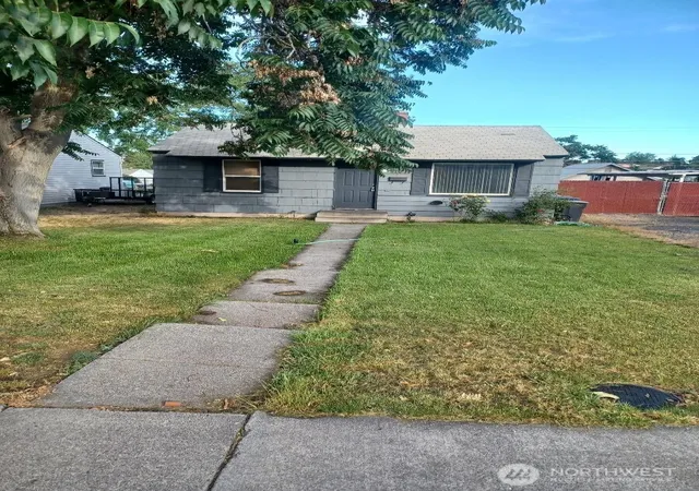 Photo 2 of Single family home for sale at 410 W Ridge Rd, Moses Lake, WA 98837 | MLS# NWM2543249 | Listing updated on 2026-09-24