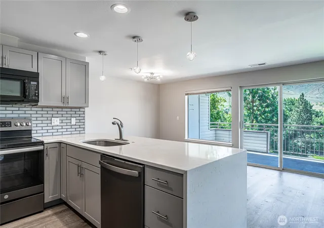 Photo 2 of Townhouse for sale at 808 W Manson Hwy #B202, Chelan, WA 98816 | MLS# NWM2543253 | Listing updated on 2026-09-22
