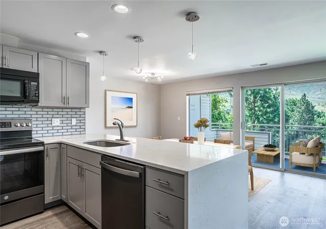 Photo 3 of Townhouse for sale at 808 W Manson Hwy #B202, Chelan, WA 98816 | MLS# NWM2543253 | Listing updated on 2026-09-22