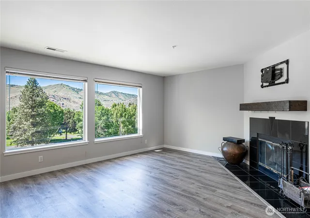 Photo 3 of Townhouse for sale at 808 W Manson Hwy #B202, Chelan, WA 98816 | MLS# NWM2543253 | Listing updated on 2026-09-22