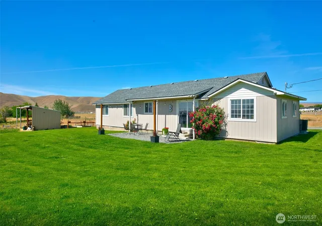 Photo 1 of Single family home for sale at 1240 W Huntzinger Rd, Selah, WA 98942 | MLS# NWM2543264 | Listing updated on 2026-09-22