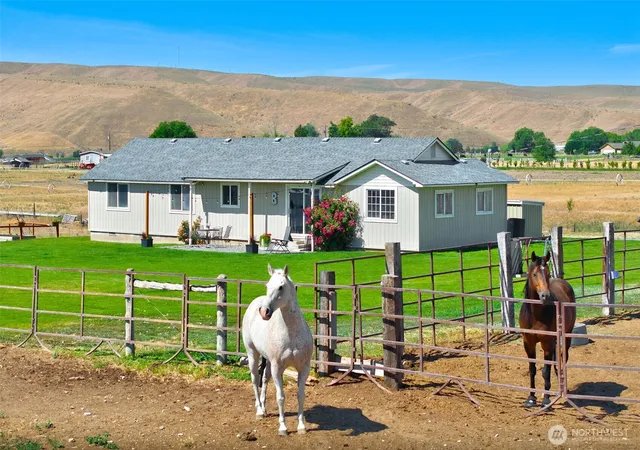 Photo 3 of Single family home for sale at 1240 W Huntzinger Rd, Selah, WA 98942 | MLS# NWM2543264 | Listing updated on 2026-09-22