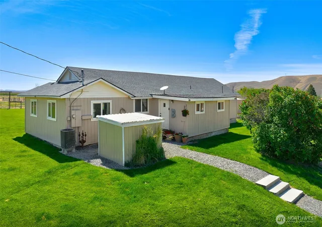 Photo 3 of Single family home for sale at 1240 W Huntzinger Rd, Selah, WA 98942 | MLS# NWM2543264 | Listing updated on 2026-09-22