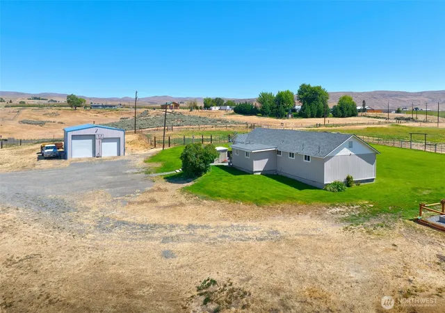 Photo 4 of Single family home for sale at 1240 W Huntzinger Rd, Selah, WA 98942 | MLS# NWM2543264 | Listing updated on 2026-09-22