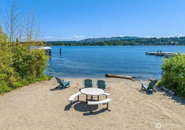 Photo 4 of Single family home for sale at 4336 E Mercer Way, Mercer Island, WA 98040 | MLS# NWM2543333 | Listing updated on 2026-09-30