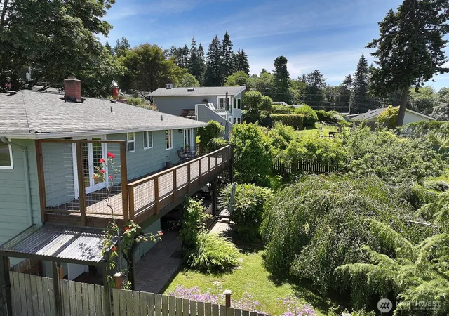 Photo 4 of Single family home for sale at 8216 Whidbey Dr, Clinton, WA 98236 | MLS# NWM2543584 | Listing updated on 2026-10-02