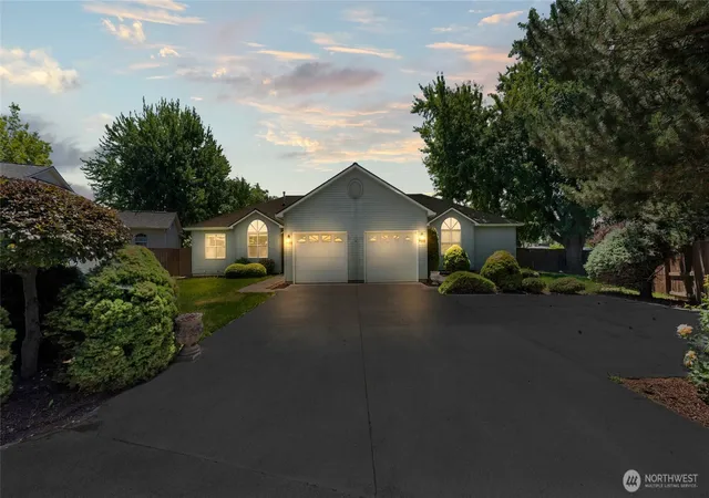 Photo 1 of Multi family home for sale at 996 Se Admiral Pl, College Place, WA 99324 | MLS# NWM2543671 | Listing updated on 2026-09-22