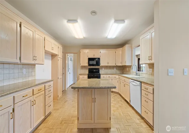 Photo 4 of Multi family home for sale at 996 SE Admiral Pl, College Place, WA 99324 | MLS# NWM2543671 | Listing updated on 2026-09-22