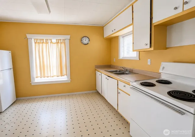 Photo 3 of Single family home for sale at 4909 North 38th St, Tacoma, WA 98407 | MLS# NWM2543679 | Listing updated on 2026-09-21