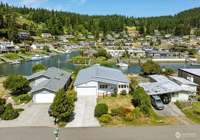 Photo 3 of Single family home for sale at 2169 Mariner Beach Dr, Oak Harbor, WA 98277 | MLS# NWM2543723 | Listing updated on 2026-09-22