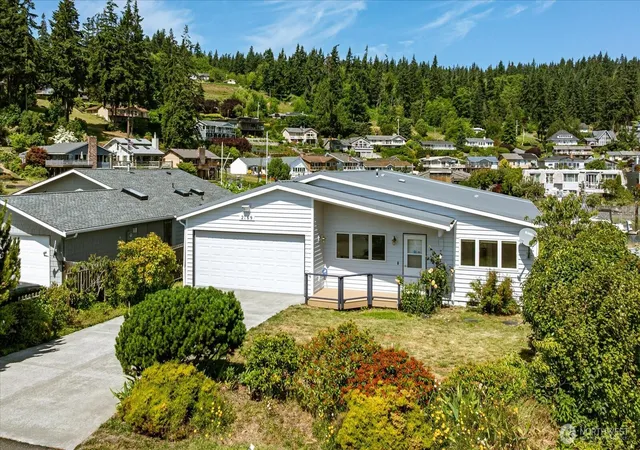 Photo 4 of Single family home for sale at 2169 Mariner Beach Dr, Oak Harbor, WA 98277 | MLS# NWM2543723 | Listing updated on 2026-09-22