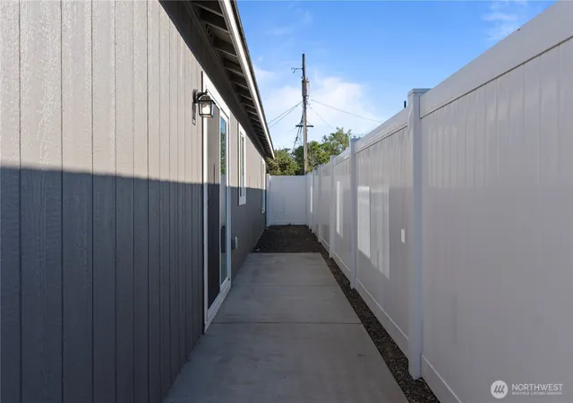 Photo 2 of Single family home for sale at 1325 Shaw St, Moses Lake, WA 98837 | MLS# NWM2543755 | Listing updated on 2026-09-22