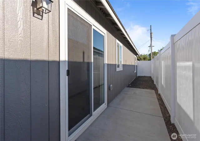 Photo 3 of Single family home for sale at 1325 Shaw St, Moses Lake, WA 98837 | MLS# NWM2543755 | Listing updated on 2026-09-22