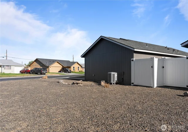 Photo 3 of Single family home for sale at 1325 Shaw St, Moses Lake, WA 98837 | MLS# NWM2543755 | Listing updated on 2026-09-22