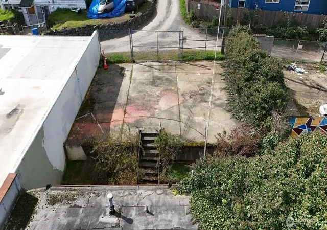 Photo 3 of Sale Pending at 10311 Aurora Ave N, Seattle, WA 98133 | MLS# NWM2543766 | Listing updated on 2026-08-30