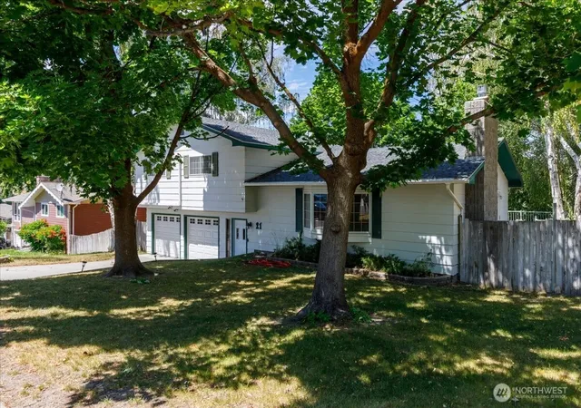 Photo 2 of Single family home for sale at 21 Diamond St, Electric City, WA 99123 | MLS# NWM2543873 | Listing updated on 2026-09-22