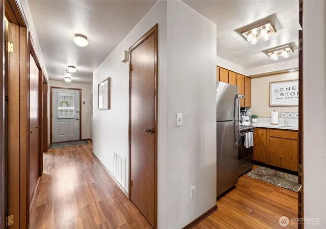 Photo 4 of Condo for sale at 6020 N Highlands Pkwy #6, Tacoma, WA 98406 | MLS# NWM2543887 | Listing updated on 2026-09-30