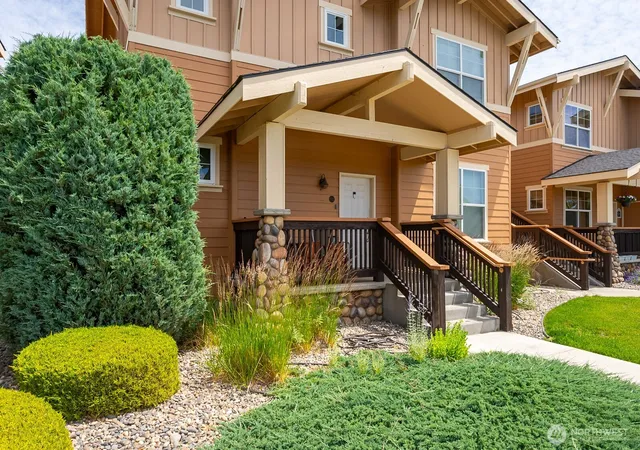 Photo 3 of Condo for sale at 4395 Westshore Dr NE #802, Moses Lake, WA 98837 | MLS# NWM2543907 | Listing updated on 2026-09-22