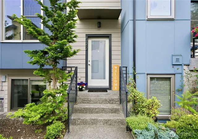 Photo 2 of Townhouse for sale at 522 Glacier Walk Se, Sammamish, WA 98074 | MLS# NWM2543956 | Listing updated on 2026-10-03