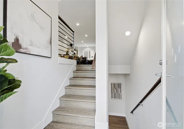 Photo 3 of Townhouse for sale at 522 Glacier Walk Se, Sammamish, WA 98074 | MLS# NWM2543956 | Listing updated on 2026-10-03