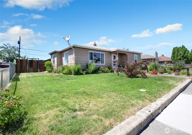 Photo 2 of Single family home for sale at 1118 W Cascade Ave, Moses Lake, WA 98837 | MLS# NWM2544002 | Listing updated on 2026-09-29