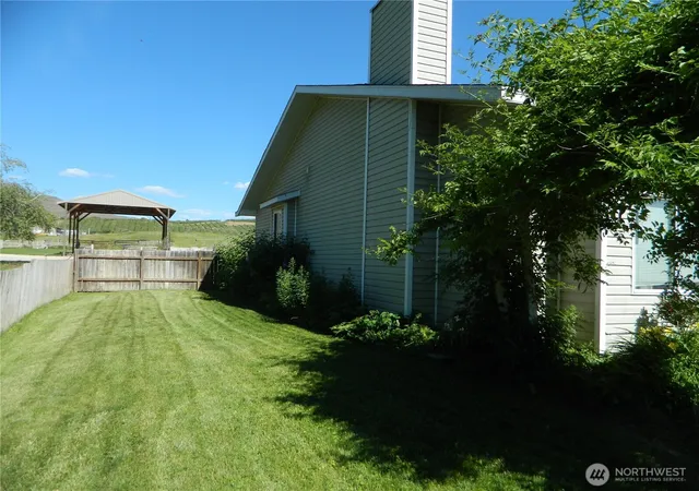Photo 3 of Single family home for sale at 16 Orchard Loop S, Tonasket, WA 98855 | MLS# NWM2544034 | Listing updated on 2026-09-22