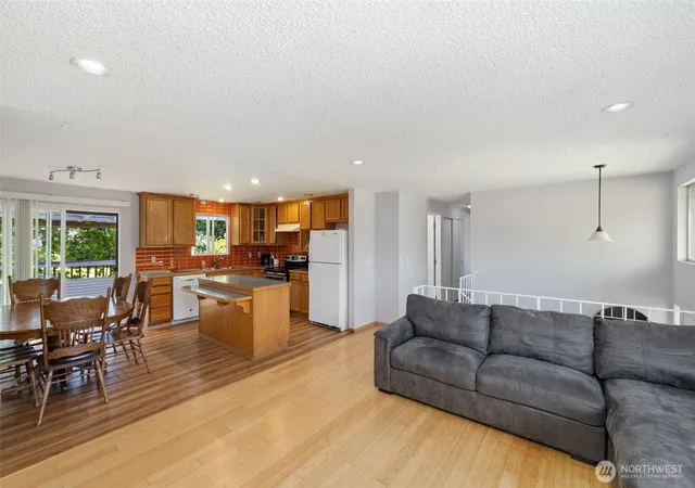 Photo 4 of Single family home for sale at 31229 10th Avenue S, Federal Way, WA 98003 | MLS# NWM2544047 | Listing updated on 2026-09-22