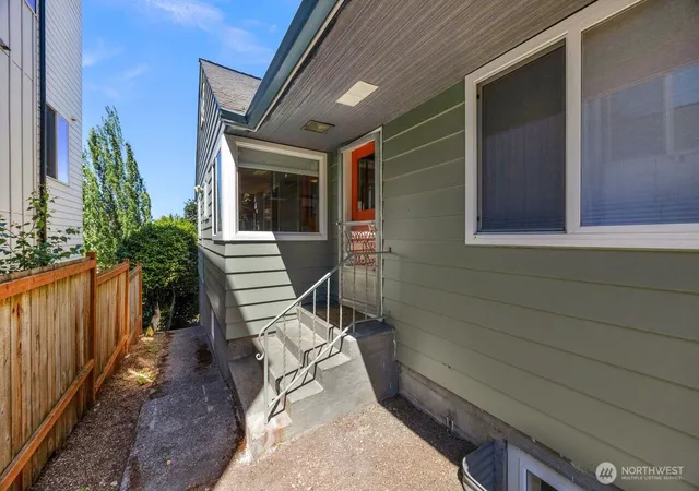 Photo 3 of Single family home for sale at 5508 31st Avenue NE, Seattle, WA 98105 | MLS# NWM2544104 | Listing updated on 2026-09-22