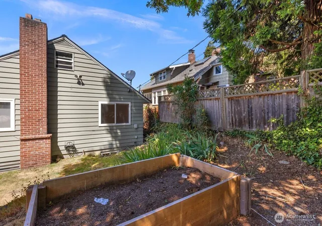 Photo 4 of Single family home for sale at 5508 31st Avenue NE, Seattle, WA 98105 | MLS# NWM2544104 | Listing updated on 2026-09-22