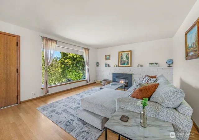 Photo 3 of Single family home for sale at 5508 31st Avenue Ne, Seattle, WA 98105 | MLS# NWM2544104 | Listing updated on 2026-09-22