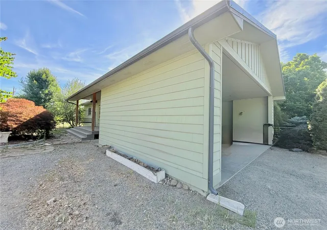 Photo 4 of Single family home for sale at 2050 James Ave, Okanogan, WA 98840 | MLS# NWM2544118 | Listing updated on 2026-09-22