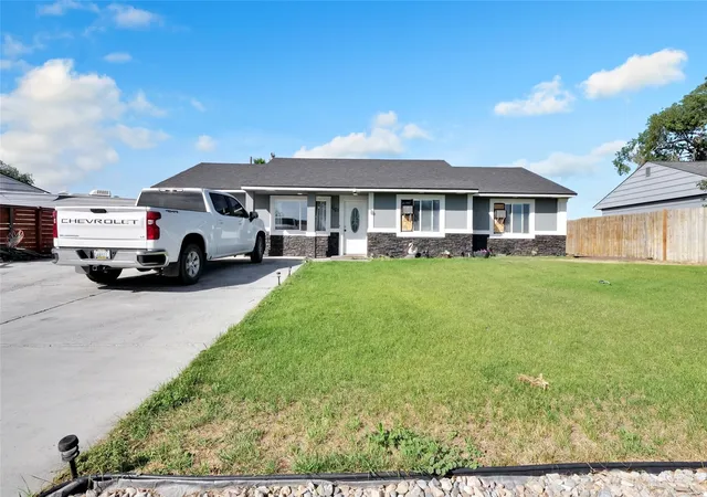 Photo 1 of Single family home for sale at 1101 Arnold Dr, Moses Lake, WA 98837 | MLS# NWM2544124 | Listing updated on 2026-10-01
