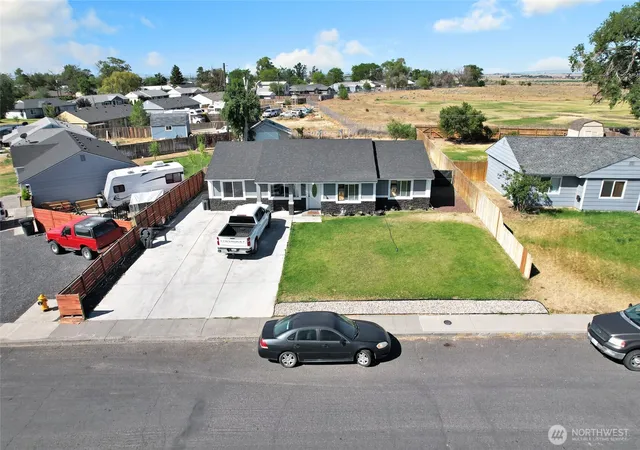 Photo 2 of Single family home for sale at 1101 Arnold Dr, Moses Lake, WA 98837 | MLS# NWM2544124 | Listing updated on 2026-10-01
