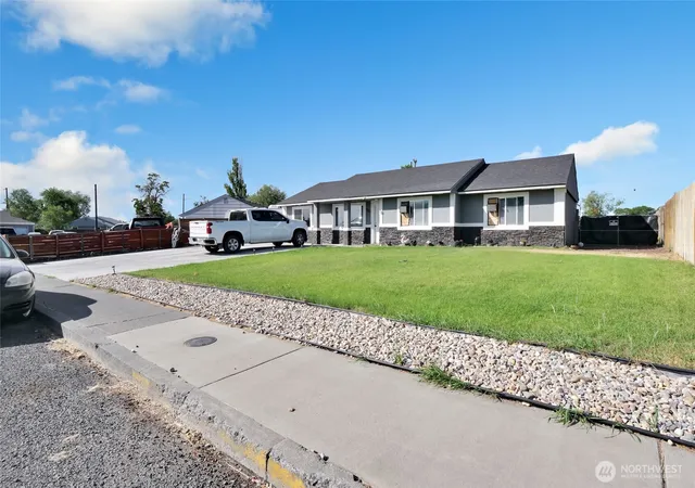Photo 3 of Single family home for sale at 1101 Arnold Dr, Moses Lake, WA 98837 | MLS# NWM2544124 | Listing updated on 2026-10-01