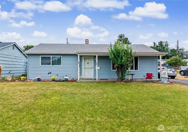 Photo 1 of Single family home for sale at 709 S Hawthorne Dr, Moses Lake, WA 98837 | MLS# NWM2544147 | Listing updated on 2026-09-22