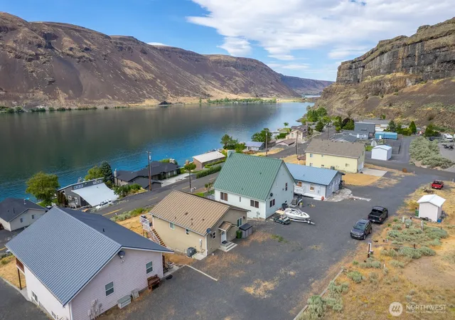 Photo 2 of Single family home for sale at 32611 Lakeshore Dr Ne, Coulee City, WA 99115 | MLS# NWM2544251 | Listing updated on 2026-09-22
